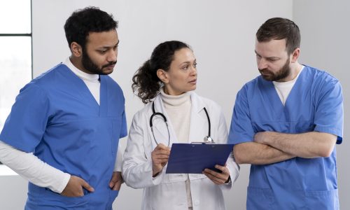 ممرضات-يناقشن-مع-طبيب-لقطة-متوسطة